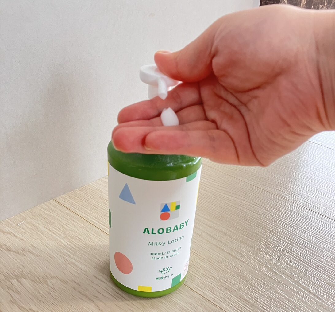 アロベビーを片手で出している