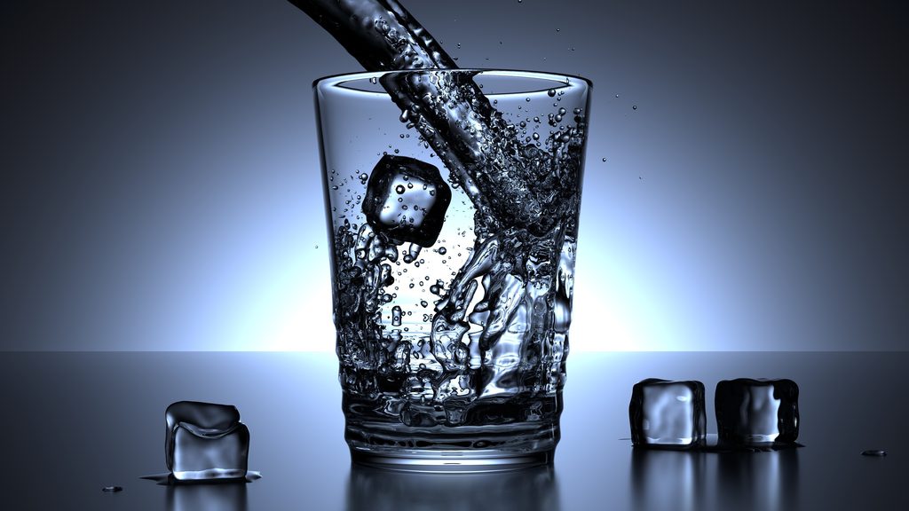 コップに水を注ぐ様子