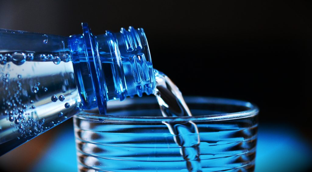 ペットボトルを水に注ぐ