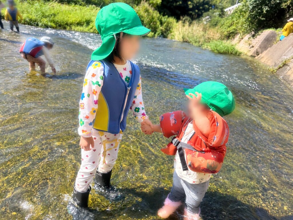 姉妹で川遊び