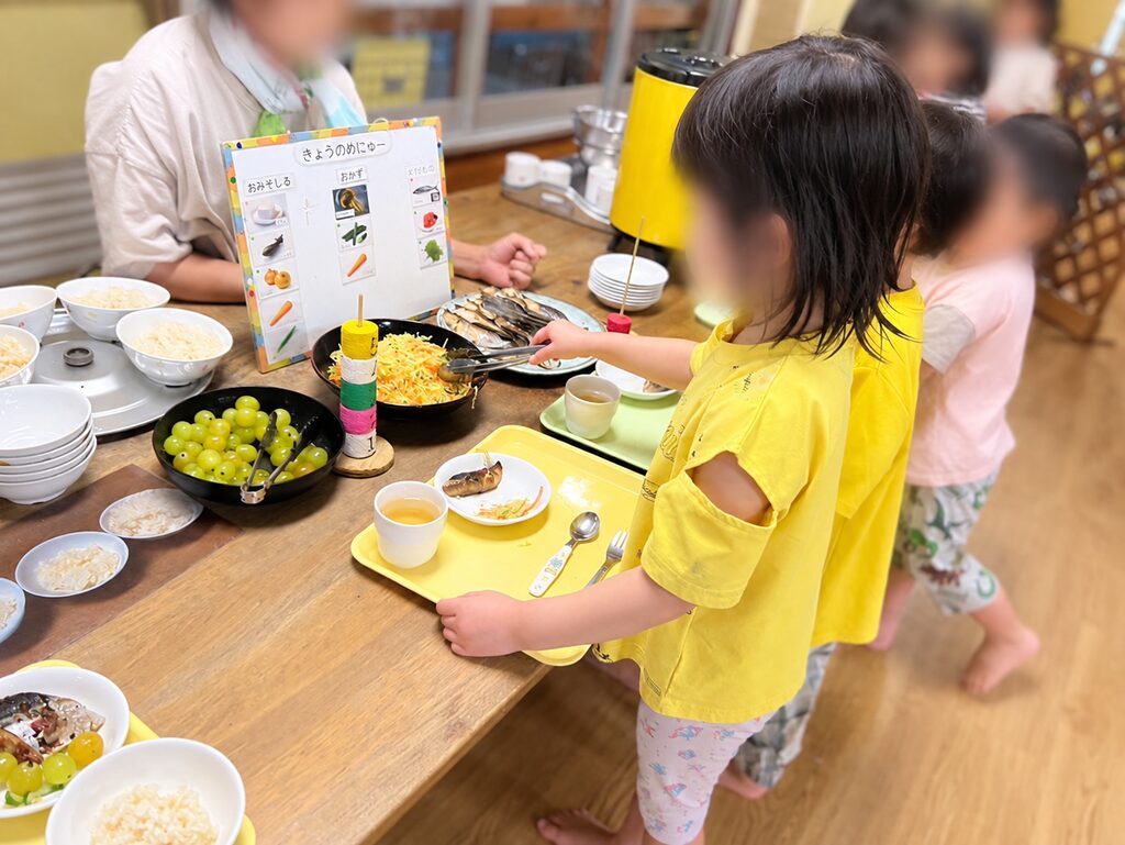 ビュッフェスタイルの給食風景